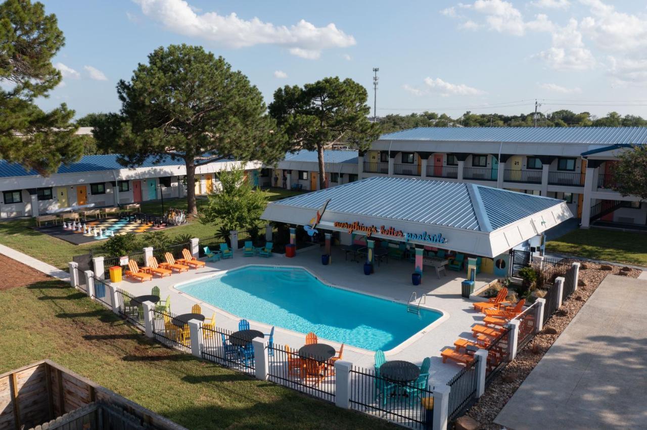 Hotel Mccoy - Art, Libations, Pool Society College Station Eksteriør bilde