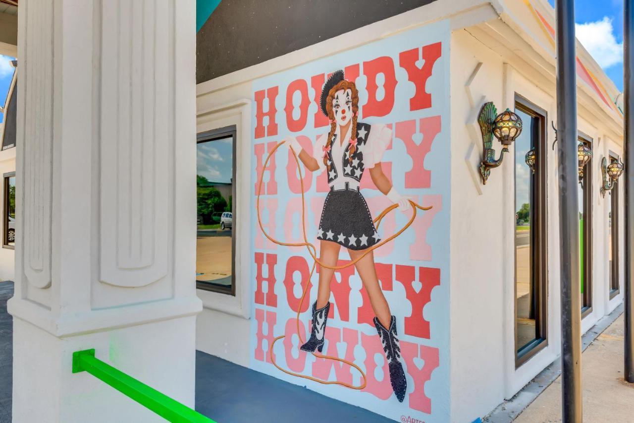 Hotel Mccoy - Art, Libations, Pool Society College Station Eksteriør bilde