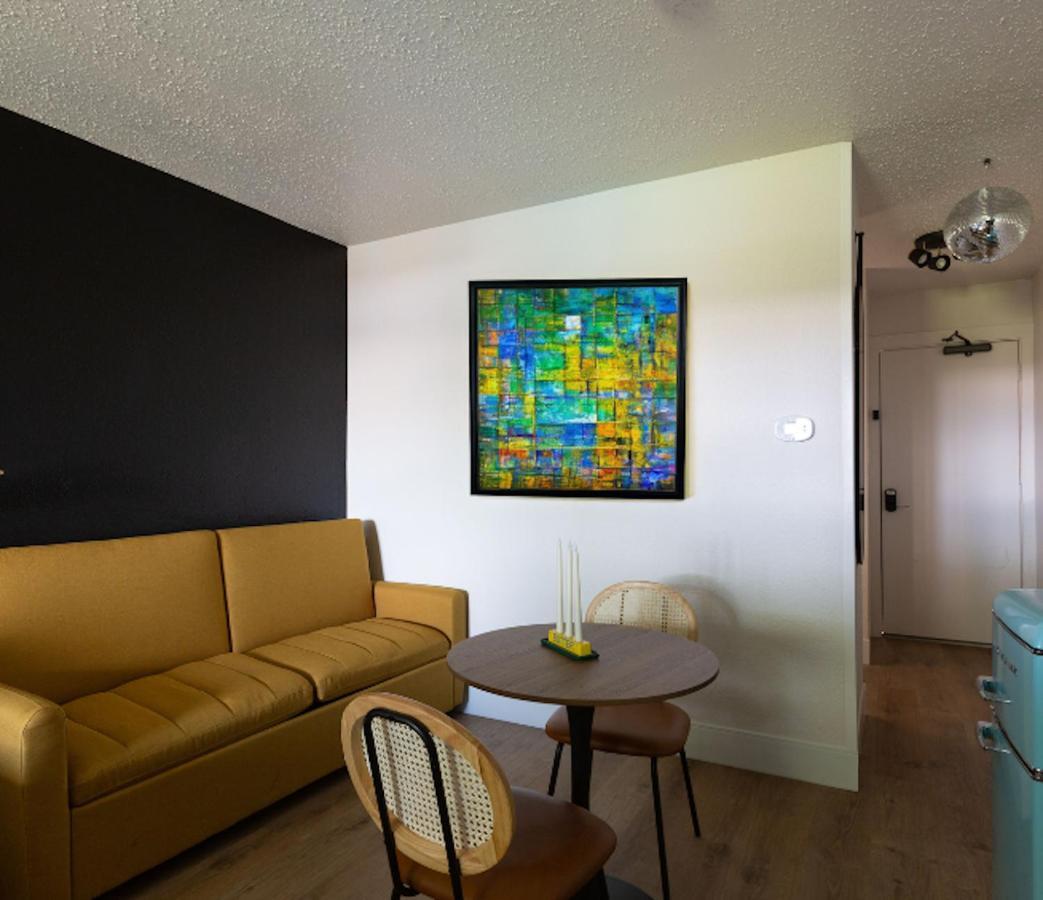 Hotel Mccoy - Art, Libations, Pool Society College Station Eksteriør bilde